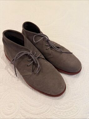Quiksilver Men's Gray Suede Chukka Boots with Red-Brown Sole